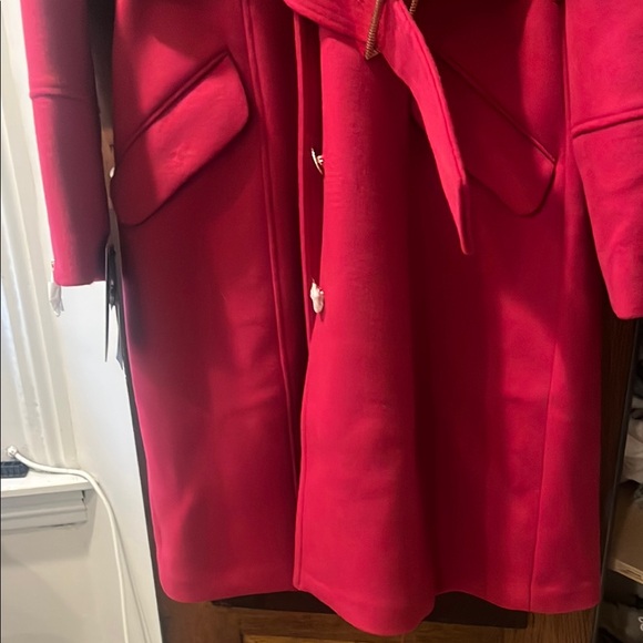 Luxurious Red Fur-Trimmed Coat - Picture 2 of 5